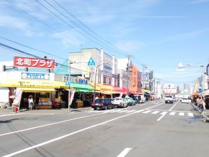 賑わう札幌中央卸売市場の場外市場